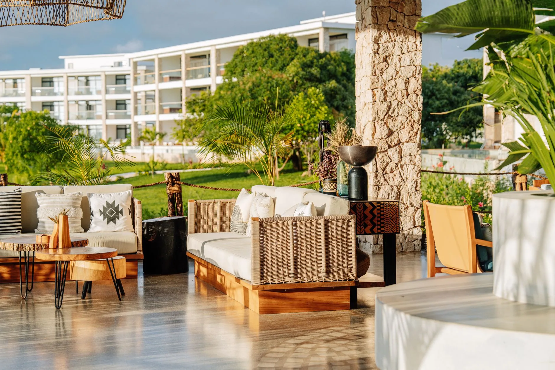 Chambre d'hôtel moderne avec vue sur la piste de l'aéroport de Zanzibar au lever du soleil